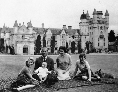 September 1960: Kráľovná Alžbeta II., princ Philip a ich tri deti, princ Charles (vpravo), princezná Anne a princ Andrew pred zámkom Balmoral v Škótsku.