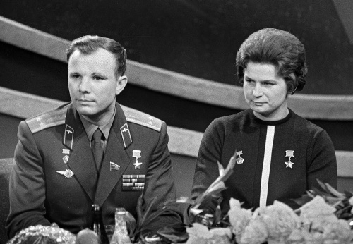 Držitelia prvenstva: Gagarin ako prvý človek vo vesmíre a Valentina Tereškovová, prvá žena vo vesmíre.