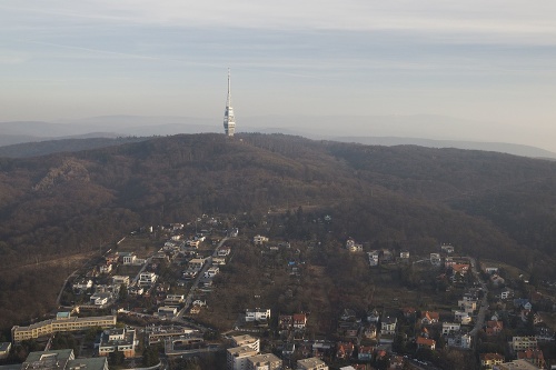 Pohľad na Televíznu vežu na Kamzíku v Bratislave.