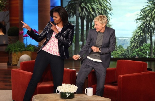 Vtedajšia prvá dáma USA Michelle Obama s moderátorkou Ellen DeGeneres počas nakrúcania jej šou.