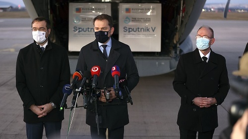 Na letisku okrem premiéra Matoviča vítali vakcínu aj minister Krajčí (vľavo) a infektológ Jarčuška.