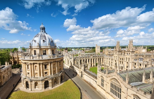 Oxford je alma mater mnohých známych vedcov, spisovateľov či umelcov.