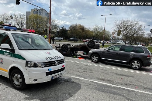 Polícia objasňuje dopravnú nehodu v bratislavskej Petržalke.