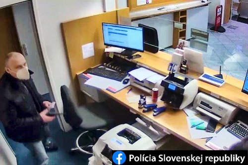 Polícia pátra aj po zločincovi, ktorý vykradol rakúsku banku.