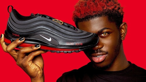MSCHF vytvorila tenisky v spolupráci s raperom Lil Nas X. Nike sa na nich teraz hnevá.