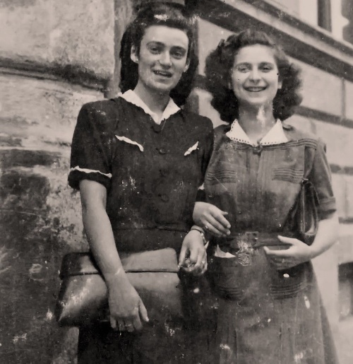 Agnesa a Suzanna pred rodným domom v roku 1943.