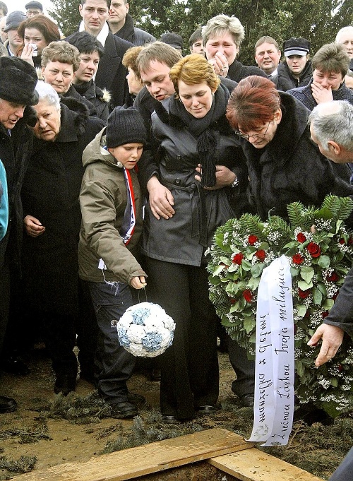 Pohreb milovaného otca niesol Julko veľmi ťažko.