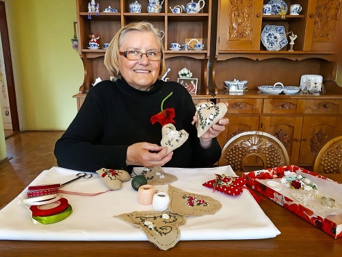 Zapojí sa aj pani Jozefa Skovajsová (70), ktorá srdiečka vyzdobí výšivkou a farebnými stuhami.