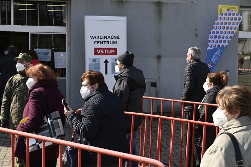 Ľudia prichádzajú na očkovanie do novootvoreného veľkokapacitného krajského vakcinačného centra, 20. marca 2021 na výstavisku v Trenčíne.