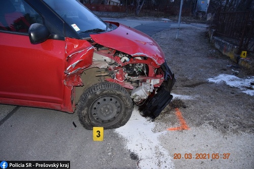 Podgurážený muž narazil do osobného vozidla Toyota Corolla.