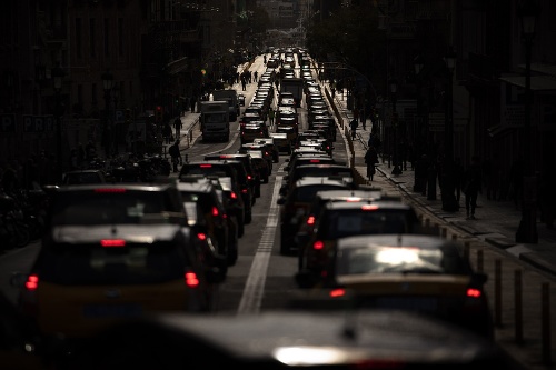 Taxikári mali protestnú jazdu po Barcelone.