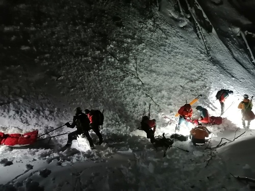 Pod Pekelníkom strhla lavína dvoch peších turistov.