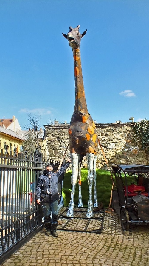 Skúsený umelecký kováč pri svojom najvyššom diele - žirafe Žofii. Žirafa meria 6,7m a váži neuveriteľných 3,5 tony.