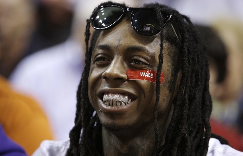 Rok 2009: Raper Lil Wayne počas basketbalového zápasu zámorskej NBA v Miami.