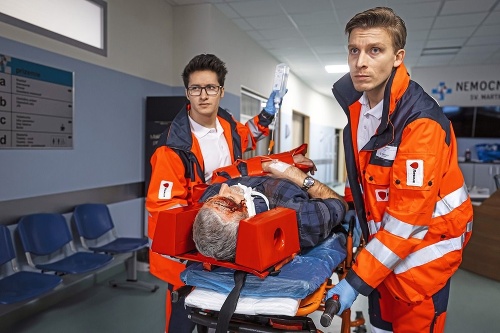 V novom seriáli TV JOJ Nemocnica hrá záchranára.