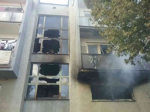 Hasiči zasahujú pri požiari v obci Gemerský Jablonec v okrese Rimavská Sobota.