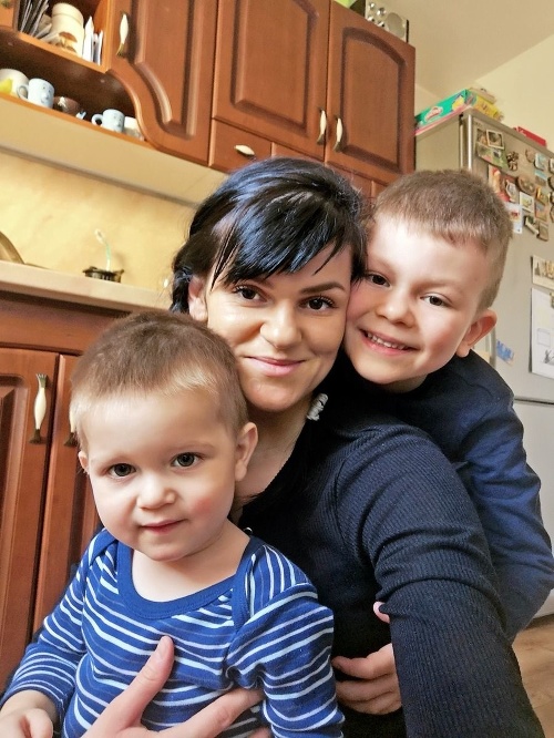 Samko (5) a Matúško (1,5) s mamičkou Veronikou (27), Bzince pod Javorinou (okr. Nové Mesto n. Váhom)
