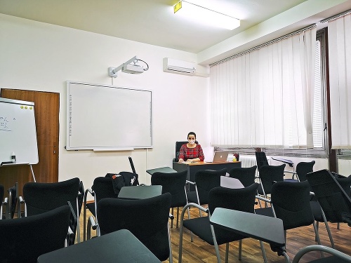 Prázdna trieda: Momentálne majú prázdne triedy, žiakov vyučujú dištančne a nejazdí sa vôbec.