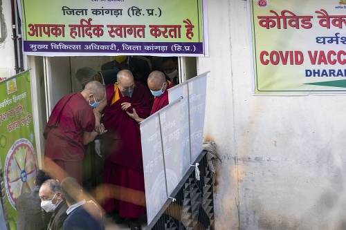 Dalajláma pri príchode na očkovanie.