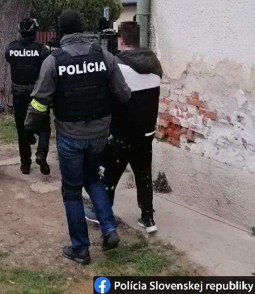 Policajti v Nitre zadržali dve osoby. 