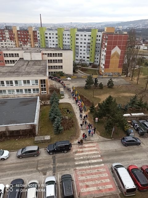 Takto vyzeralo ranné čakanie pred školou v Košiciach.