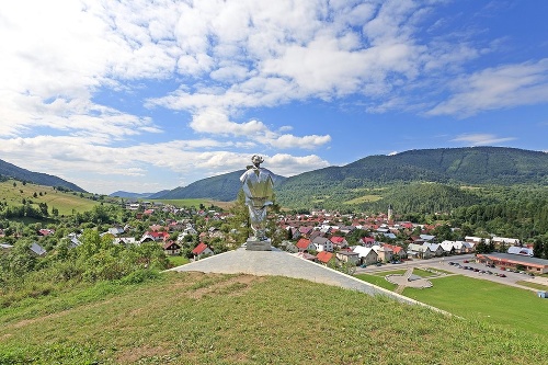 Medzi miesta, ktoré turisti v Terchovej radi navštevujú, patrí aj socha Juraja Jánošíka.