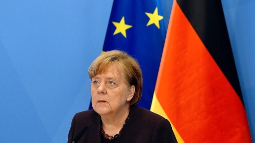 Podľa Merkelovej na zavedenie pasov treba 3 mesiace.