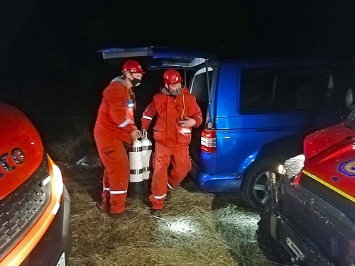 Záchranári z Prievidze doviezli externý dýchací prístroj.