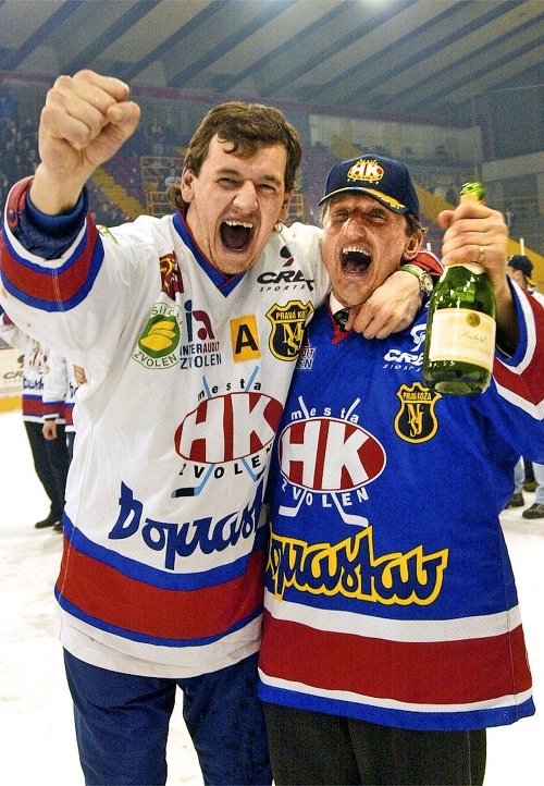 Takto Šechný starší (vľavo) oslavoval v roku 2001 titul so Zvolenom.