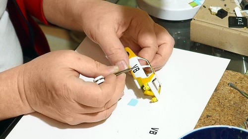 Na miniatúrnu prácu používa modelárske nástroje.