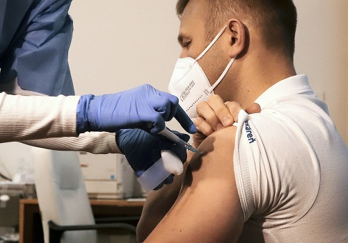 V Banskej Bystrici podali očkovaciu látku 15 zdravotníkom.