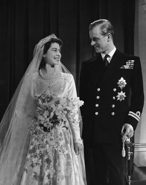 Kráľovská svadba: V novembri 1947  sa vydala za princa Filipa, majú spolu 4 deti.