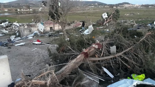 Tornádo vyvracalo stromy, strhávalo škridly a ničilo autá.