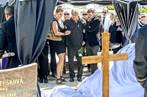 Nad hrobom manželky mu boli oporou dcéra Andrea a kolega Noro Mészároš.