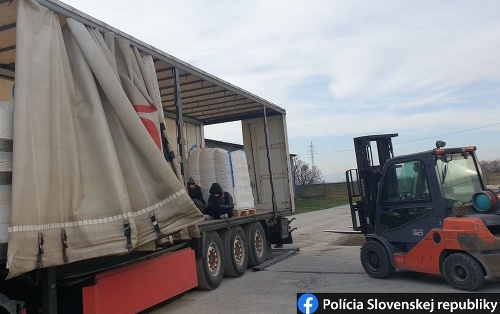 Migranti sa ukrývali v rumunskom kamióne.
