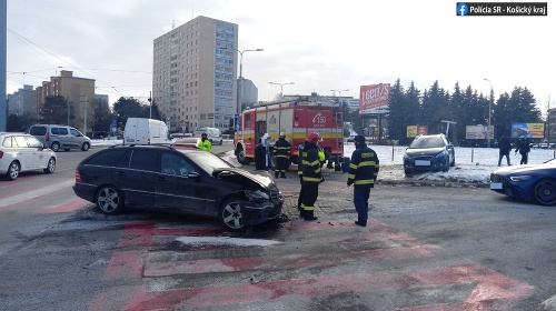 Vodičom sa po zrážke nič nestalo, zranenia utrpela neďaleko stojaca chodkyňa.