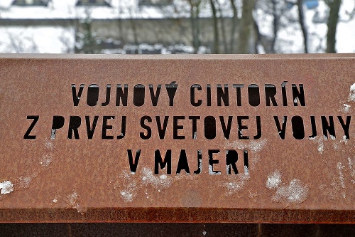Pamätník postavili na cintoríne v mestskej časti Majer. 