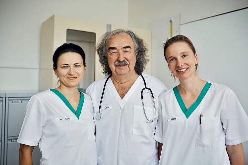 2020: Doktor Janko so svojimi šikovnými sestrami Anetou Oľšavskou (vľavo) a Ľudmilou Gajdošovou.