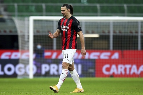 Futbalista AC Miláno Zlatan Ibrahimovič odchádza z ihriska po červenej karte.