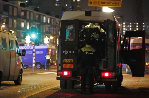 Policajti blokujú cestu počas celonárodného zákazu vychádzania v Amsterdame.