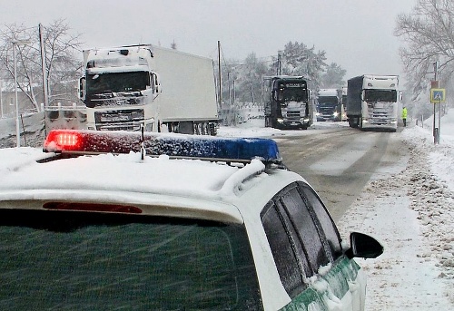 Vranov nad Topľou: Sneh robil problémy najmä kamiónom.