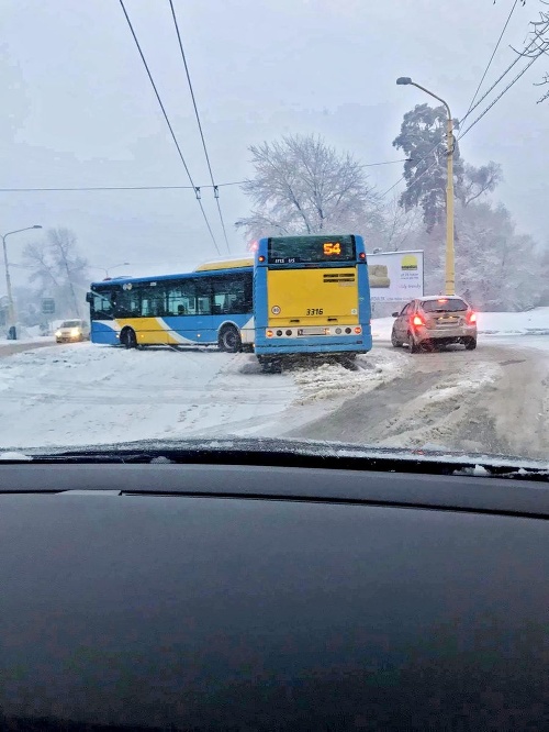 Košice - Furča: Skrížený autobus sčasti zablokoval cestu.