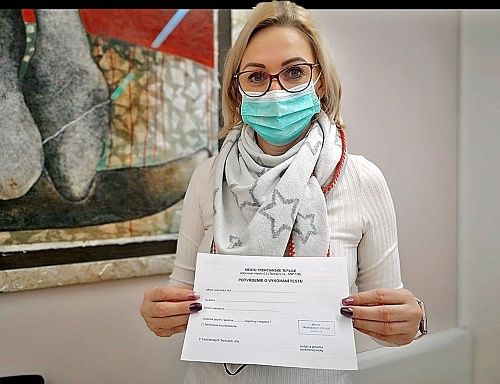 Pracovníčka  mestského úradu  v Trenčianskych  Tepliciach Adriana  musela oraziť  certifikáty.