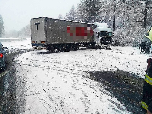 Na vrstve snehu dostal šmyk aj kamión.