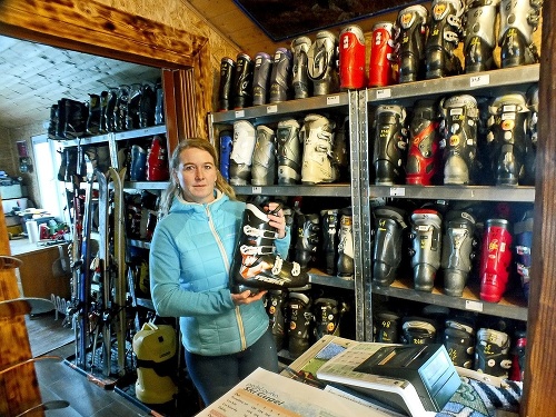 Lucia hovorí, že jej šťastím je iné trvalé zamestnanie popri požičovni lyžiarskeho výstroja.