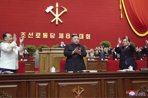 Severokórejský vodca Kim Čong-un (uprostred) na zjazde svojej vládnucej strany v Pchjongjangu