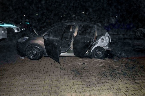 Požiar sa rozšíril aj na vedľa stojaci Citroën C3.