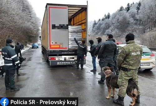 Nelegálnych migrantov zadržali v obci Krajná Poľana.