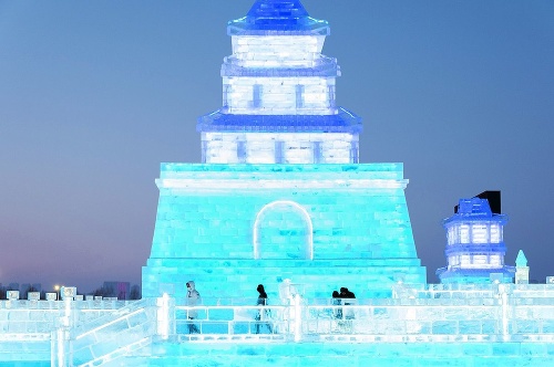 Okolo ľadového chrámu denne prejdú tisícky návštevníkov.