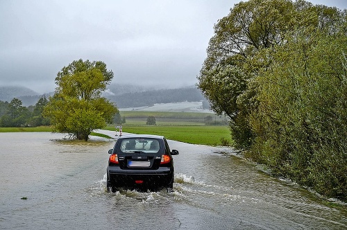 Vozidlá museli prejsť cez zatopenú cestu
